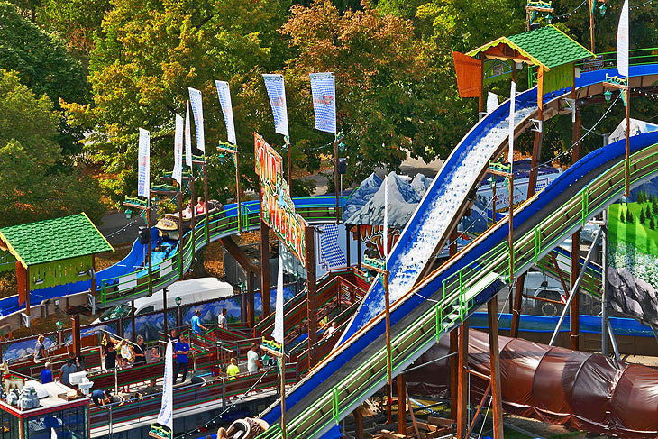 aus bis zu 18 m Höhe geht es mit zu 50 km/h bergab aufd Oktoberfest 2024 bei Jim & Jasper's Wild Wasser - die größte transportablen Wildwasserbahn Europas (©Foto: Konstantin Krenek)